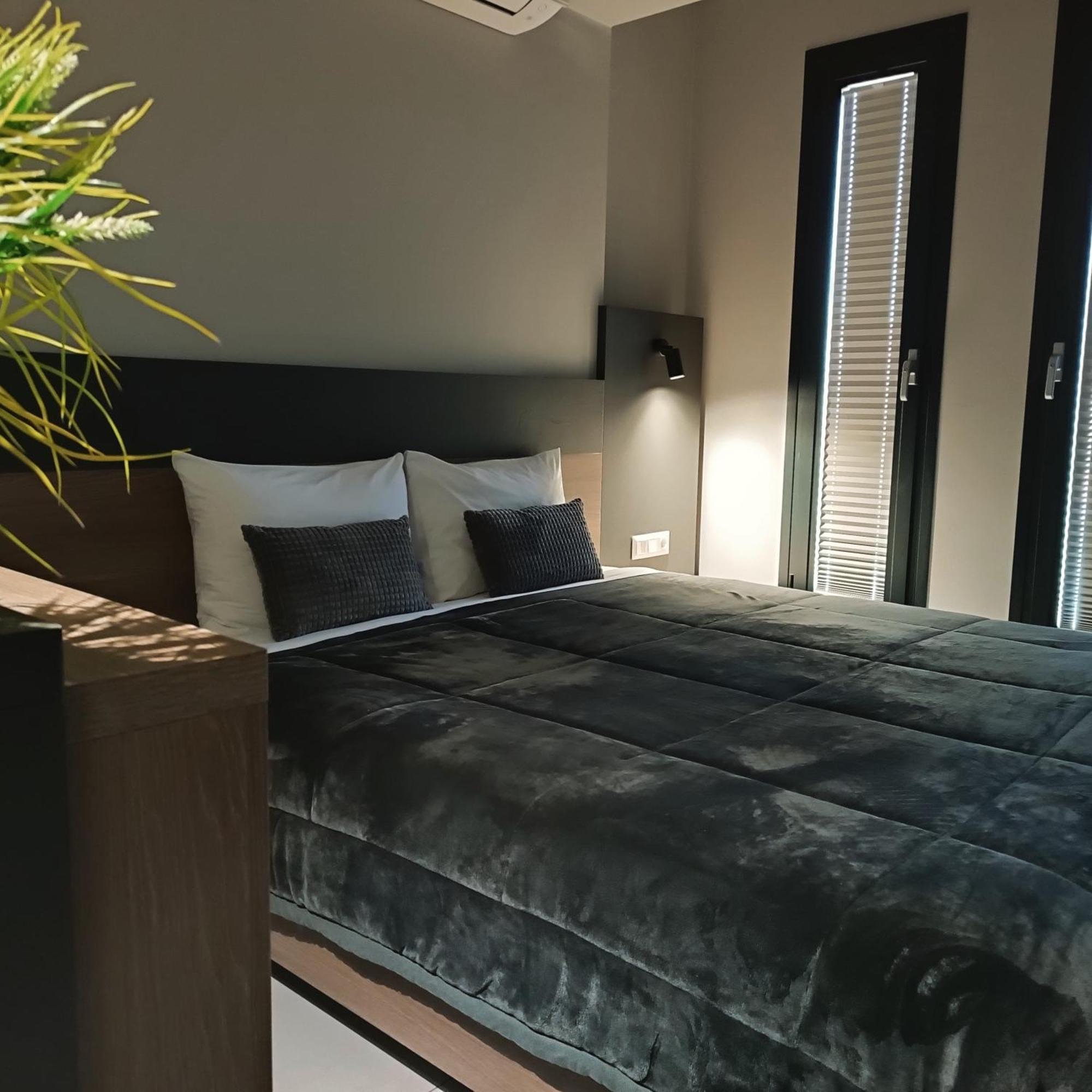 Elizabeth Queen Luxury Rooms Paralia Katerinis Exterior photo