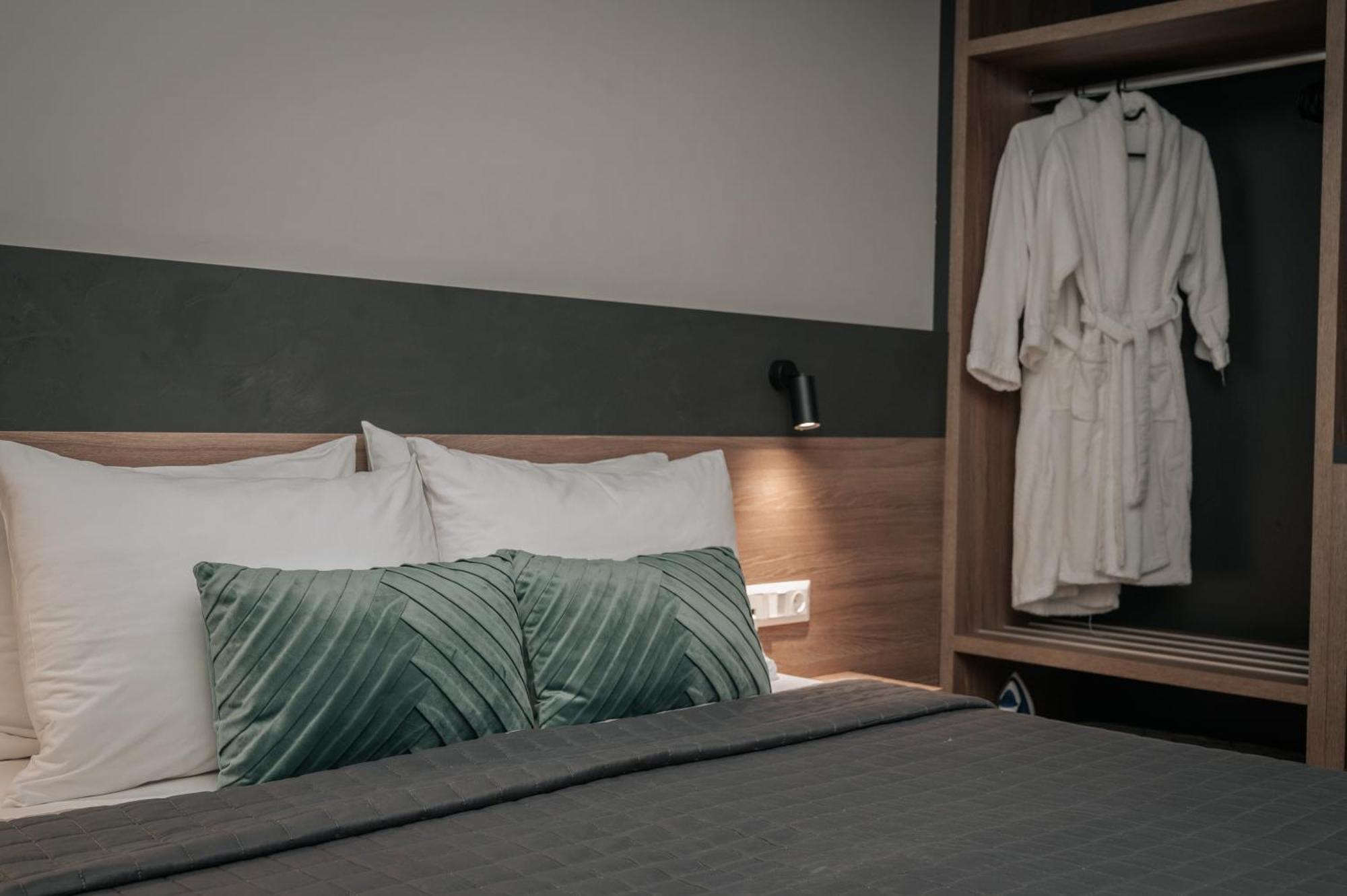 Elizabeth Queen Luxury Rooms Paralia Katerinis Exterior photo