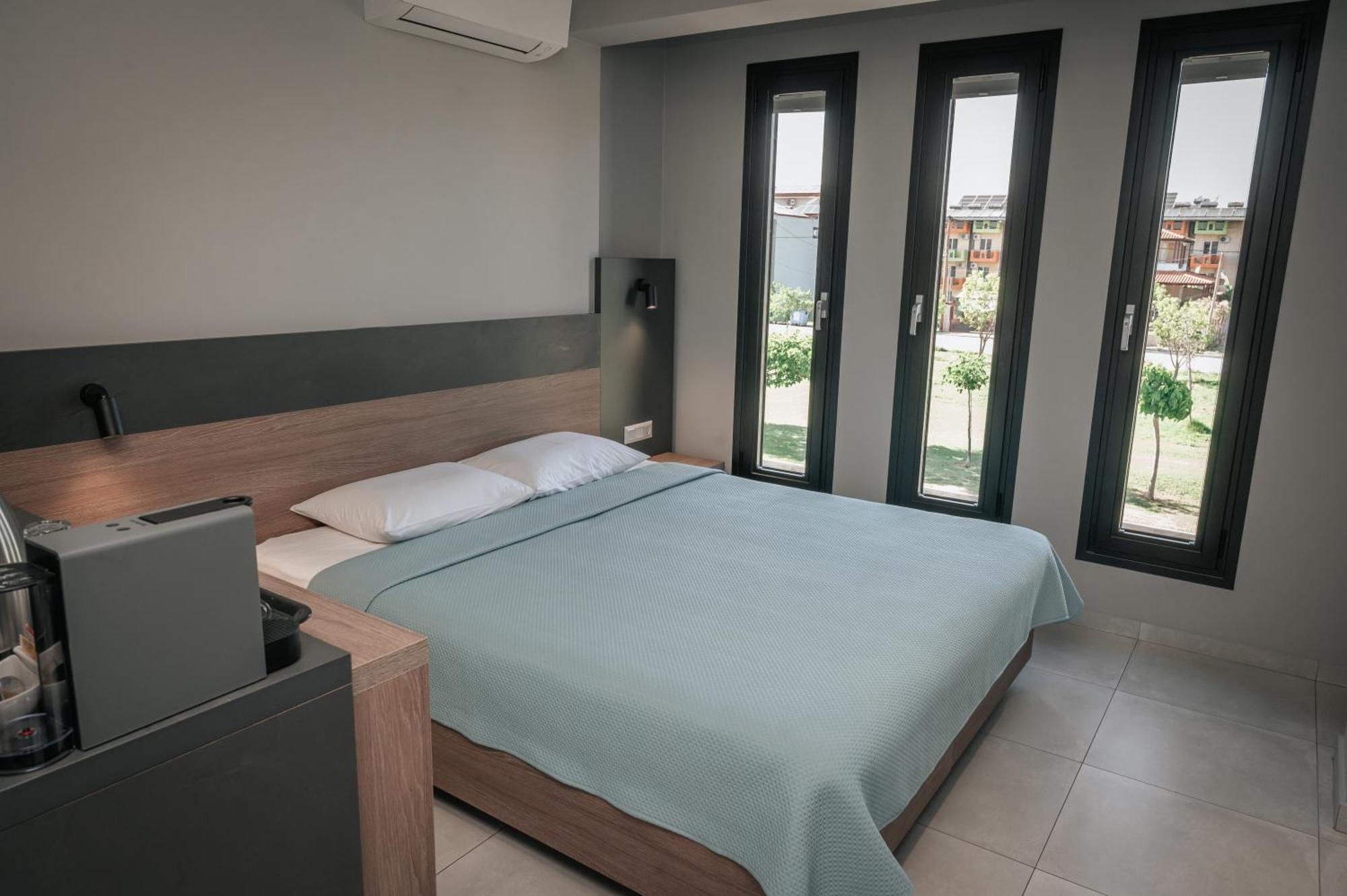 Elizabeth Queen Luxury Rooms Paralia Katerinis Exterior photo