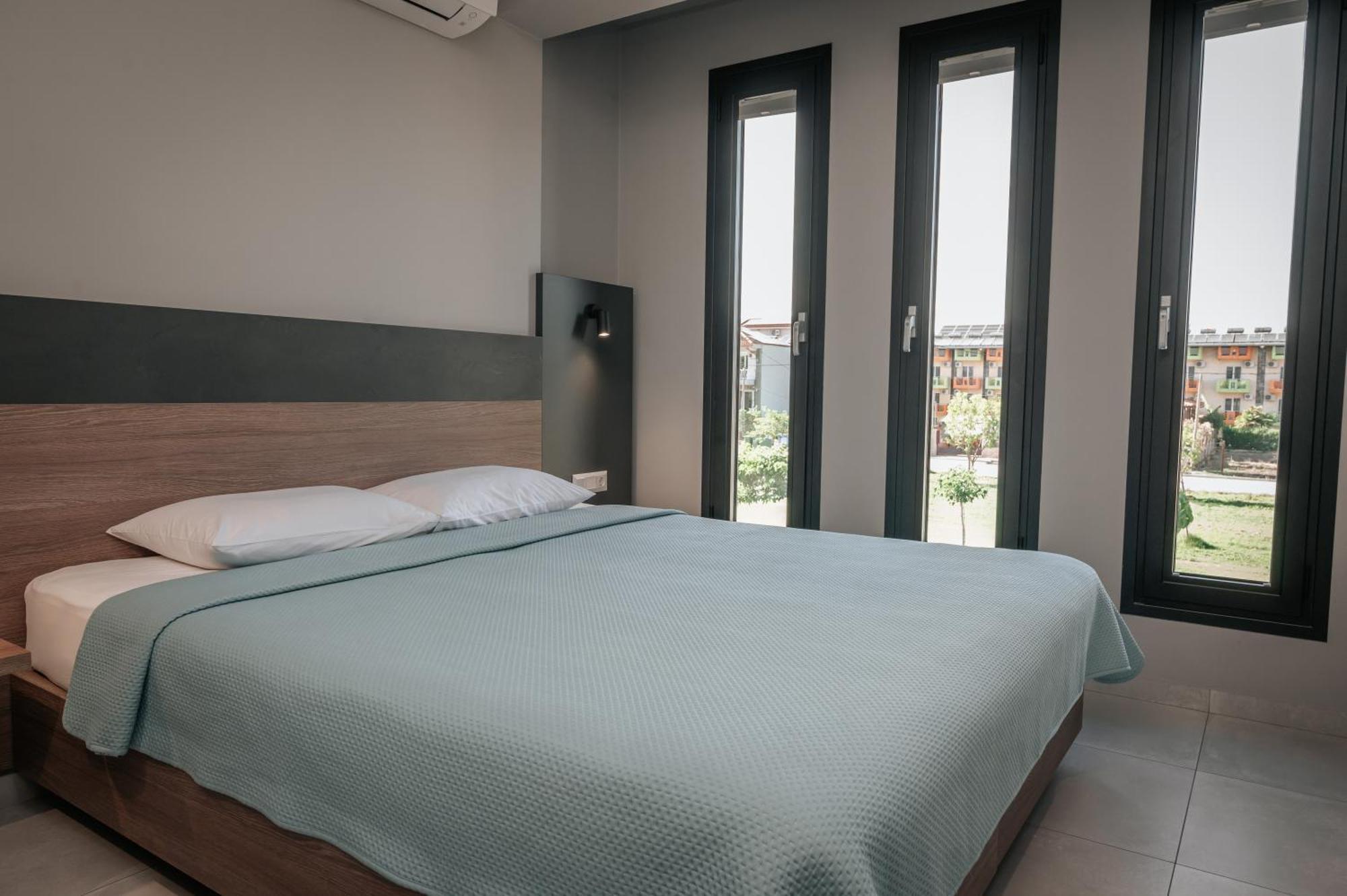 Elizabeth Queen Luxury Rooms Paralia Katerinis Exterior photo